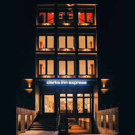 Clarks Inn Express, Дехрадун Екстериор снимка