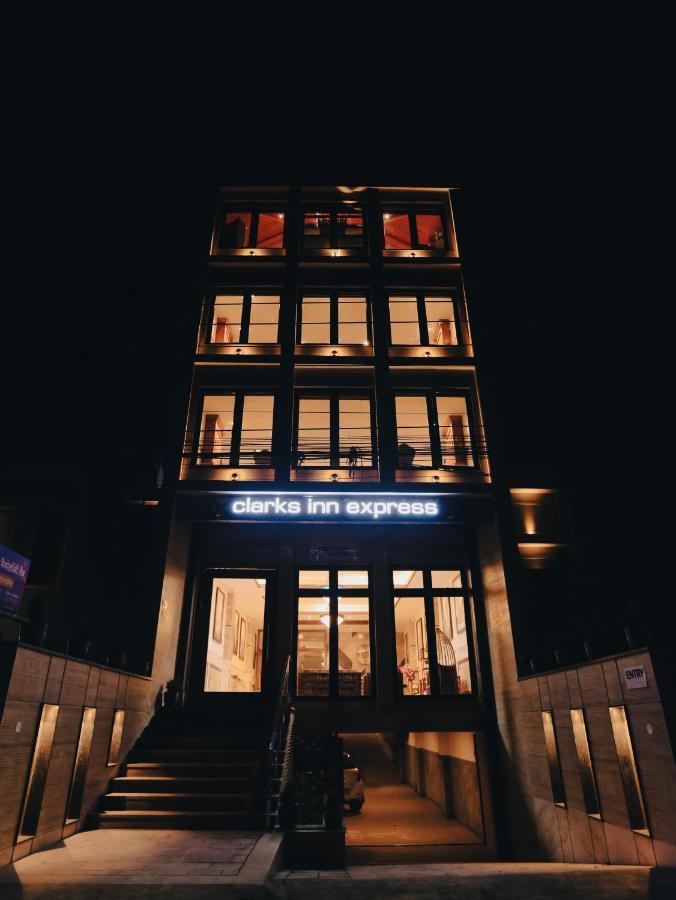 Clarks Inn Express, Дехрадун Екстериор снимка