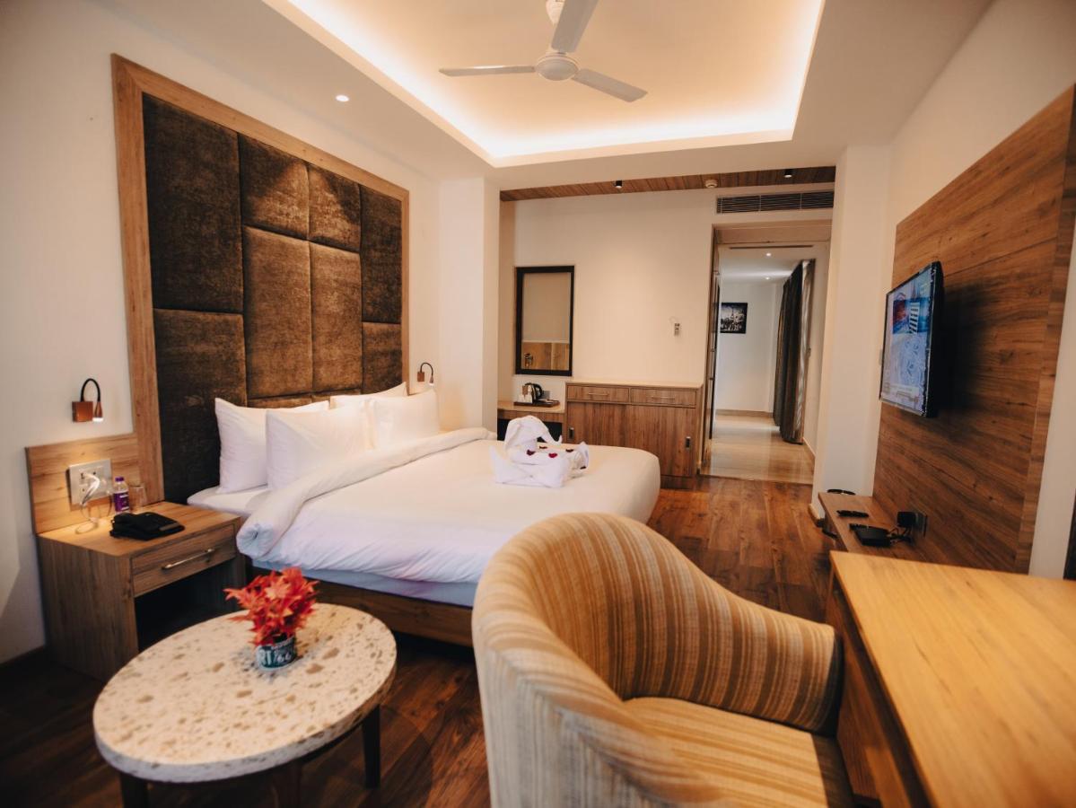 Clarks Inn Express, Дехрадун Екстериор снимка