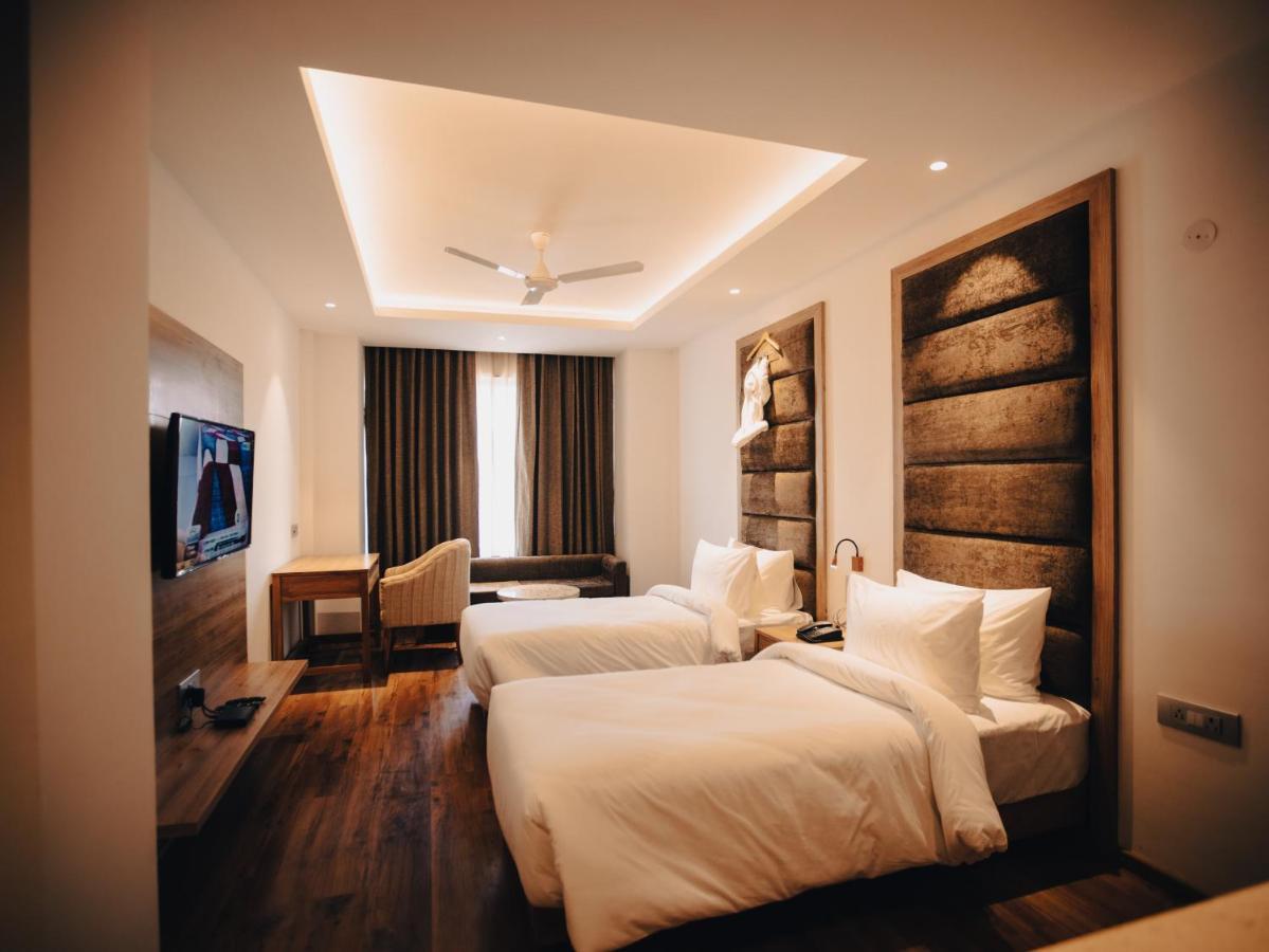 Clarks Inn Express, Дехрадун Екстериор снимка