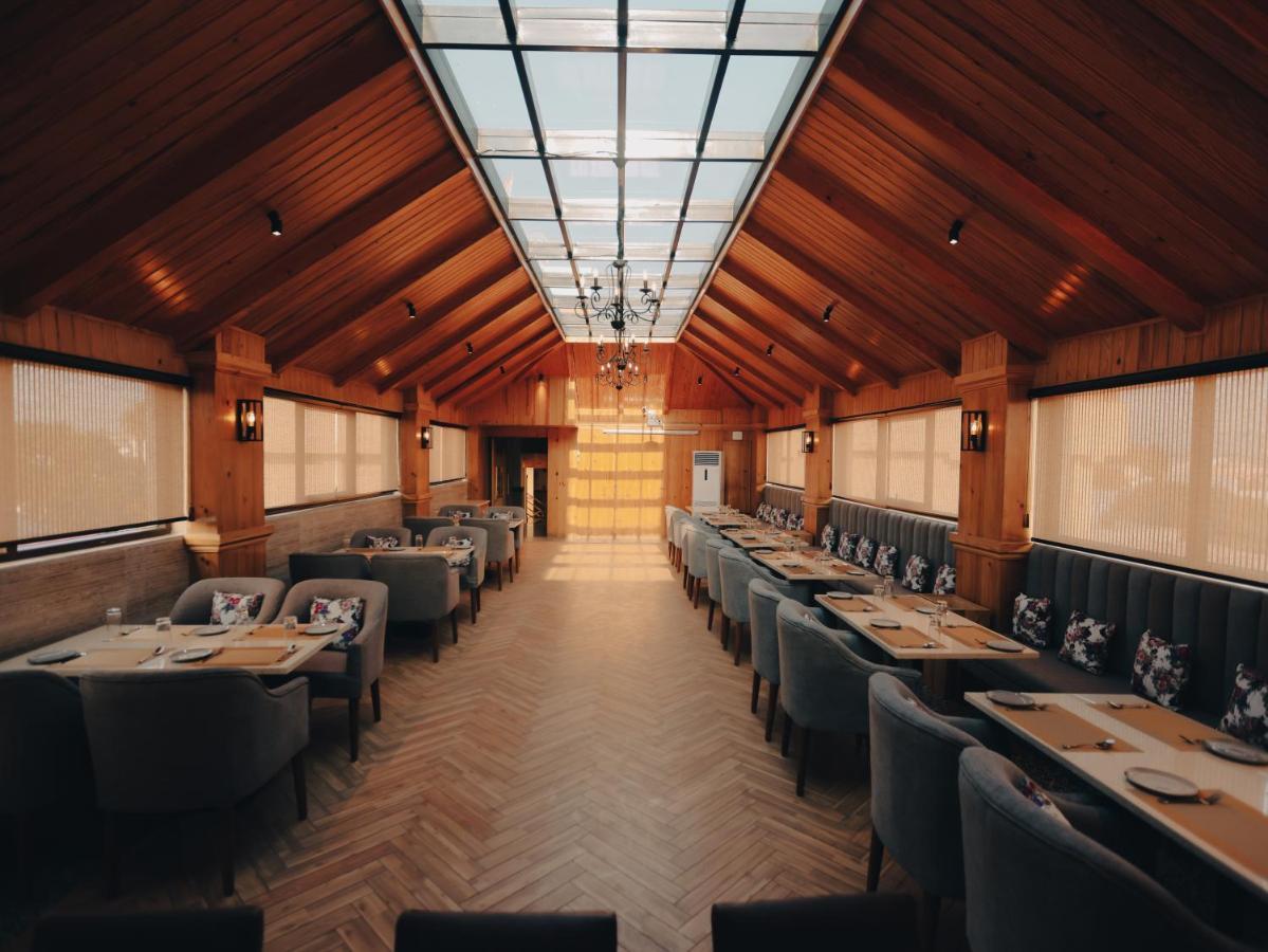 Clarks Inn Express, Дехрадун Екстериор снимка
