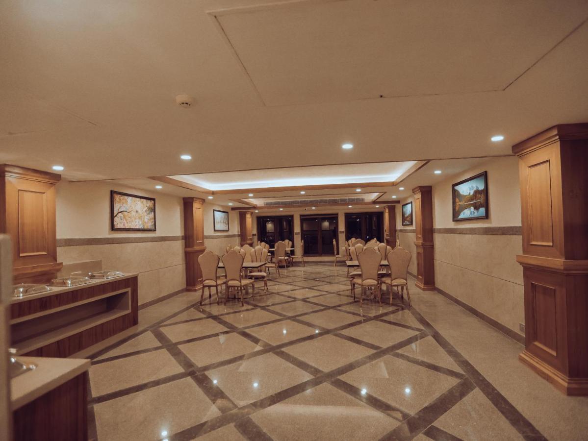 Clarks Inn Express, Дехрадун Екстериор снимка