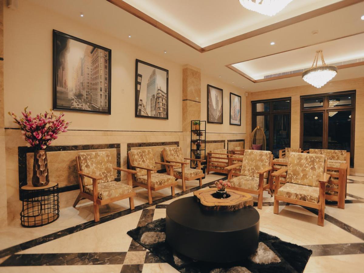Clarks Inn Express, Дехрадун Екстериор снимка