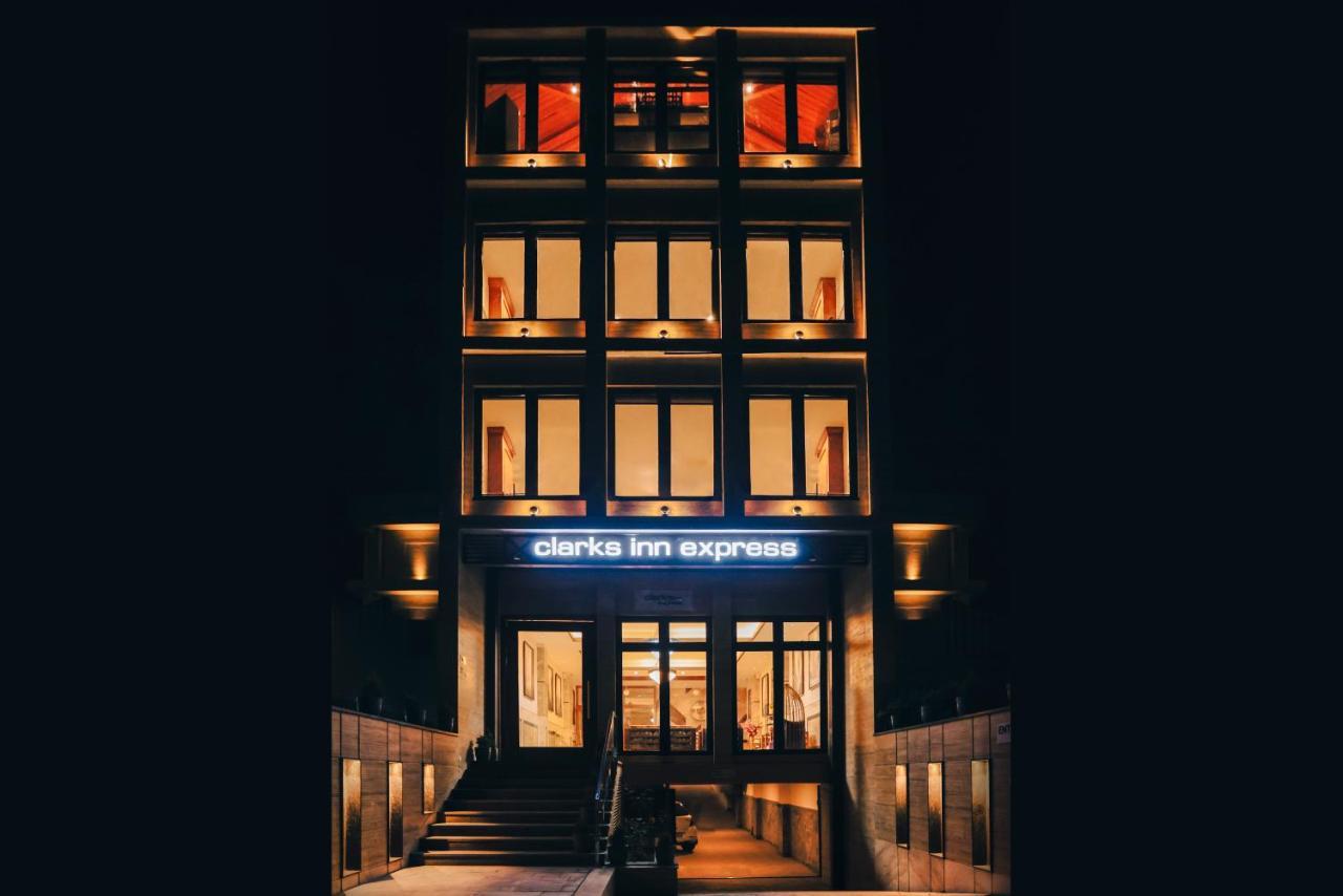 Clarks Inn Express, Дехрадун Екстериор снимка