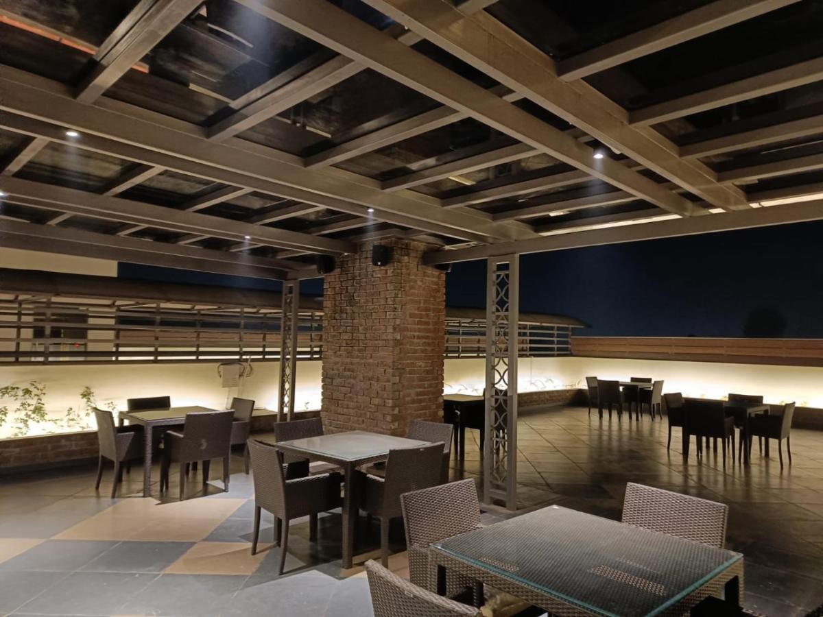 Clarks Inn Express, Дехрадун Екстериор снимка